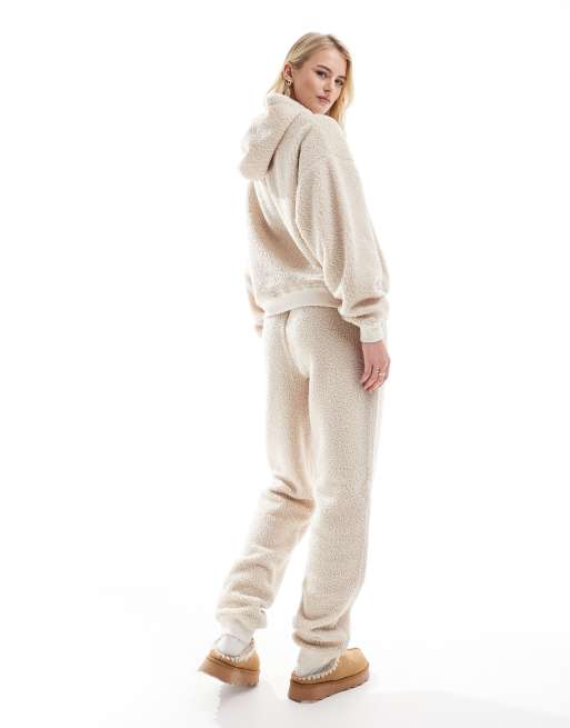 ASOS DESIGN Tall - Ensemble confort avec pantalon de jogging et sweat à capuche oversize en imitation peau de mouton - Crème, 4 de 4