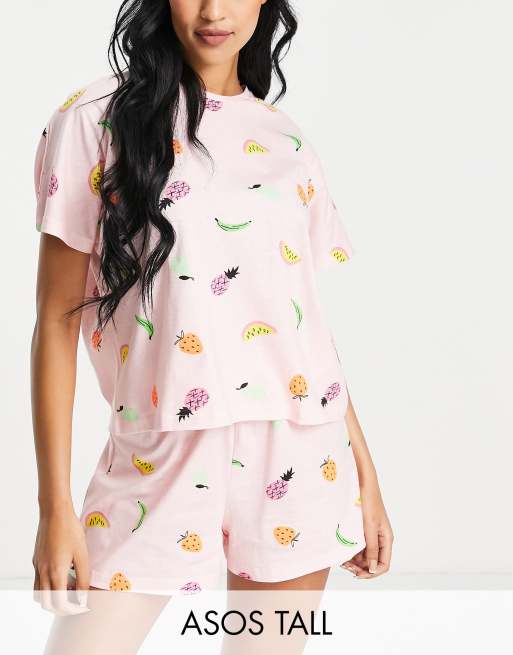 ASOS DESIGN Tall - Ensemble de pyjama avec t-shirt et short à imprimé fruits - Rose