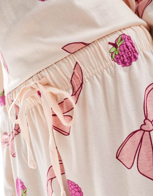 ASOS DESIGN Tall - Ensemble de pyjama top manches longues et pantalon avec détail nœud et fruit - Rose, 3 de 4