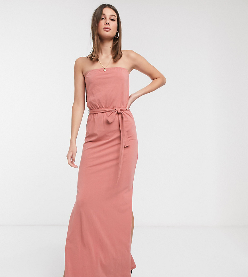 ASOS DESIGN Tall - Exclusieve lange bandeau-jurk met riem in roze
