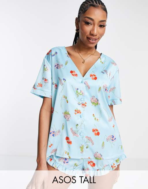 ASOS DESIGN Tall - Exclusieve pyjamaset van overhemd zonder kraagje en short van satijn met bloemenprint in blauw