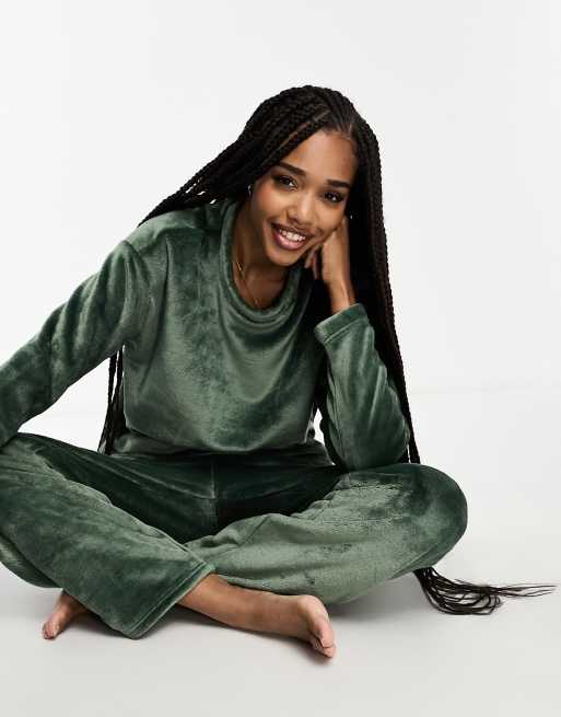 ASOS DESIGN Tall exclusive lounge super soft fleece sweat & pants set in green , 4 of 4