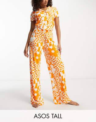 ASOS DESIGN Tall - Exklusiver Viskose-Pyjama bestehend aus Hemd und Hose in Orange mit Schachbrettmuster mit Blumendetai...