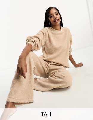 ASOS DESIGN Tall - Exklusives Lounge-Set aus Teddyfell mit Sweatshirt und weit geschnittener Hose in Kamelbraun-Brown