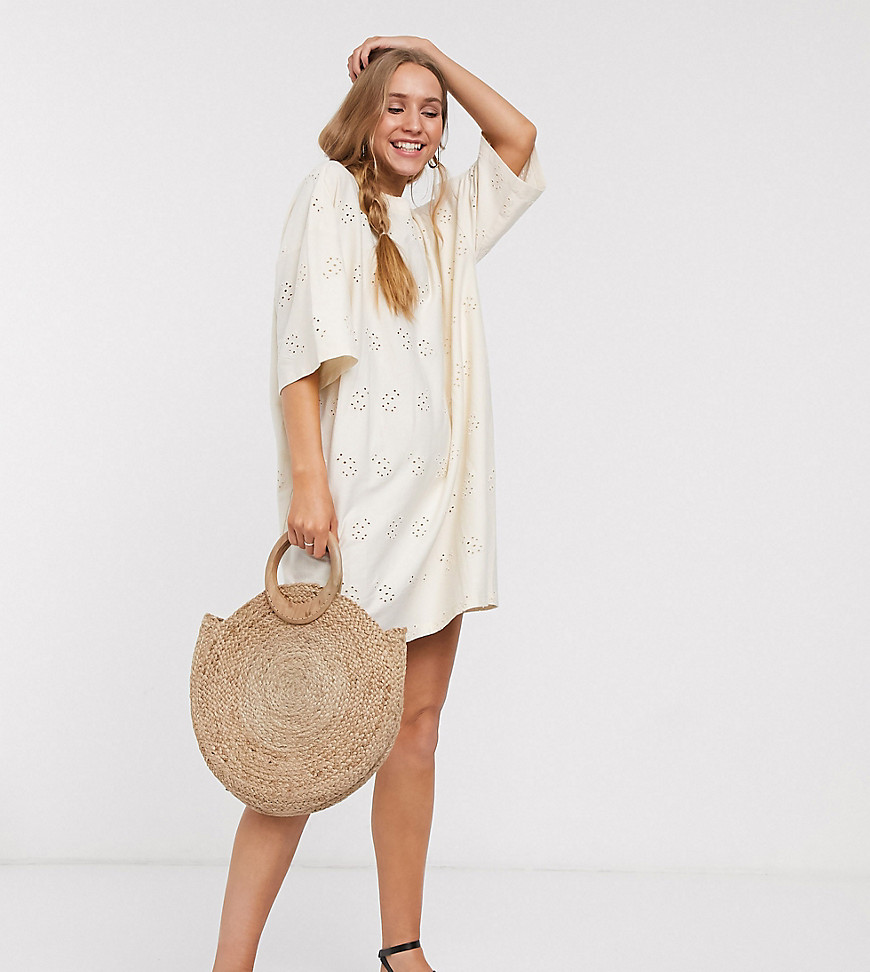 ASOS DESIGN Tall - Extra oversized broderie T-shirtjurk in crème
