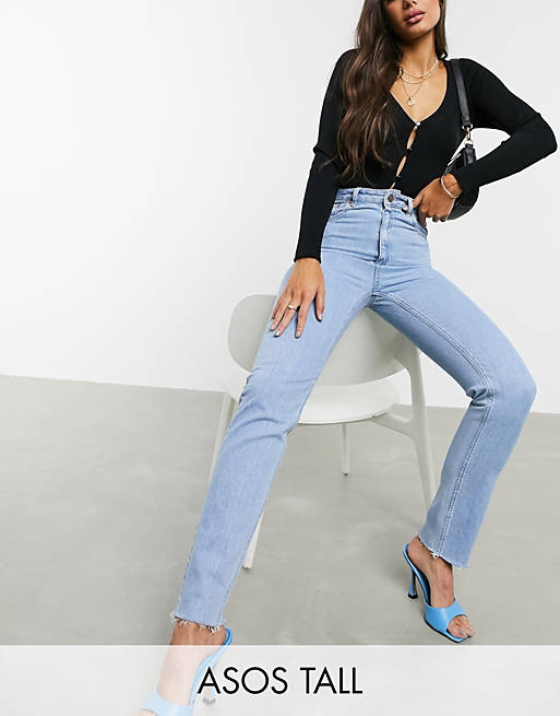 ASOS DESIGN Tall – Farleigh – Enge Mom-Jeans mit hohem Bund in hellblauer Waschung