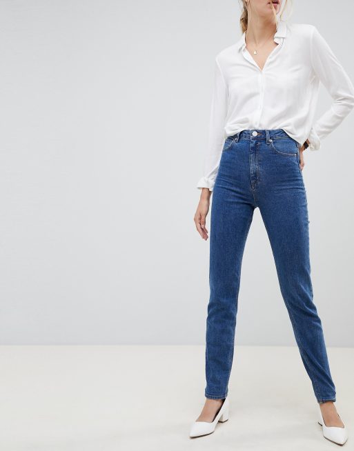 ASOS DESIGN Tall – Farleigh – Schmale Mom-Jeans in Flat Blau mit hoher Taille - MBLUE, 4 von 4
