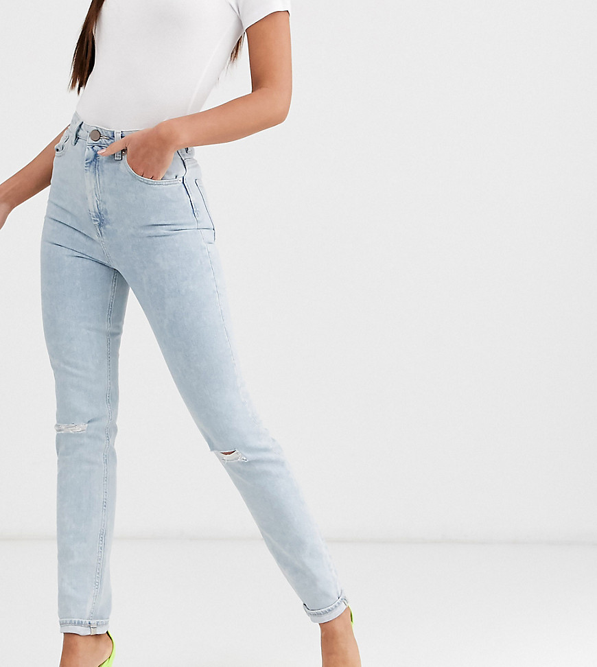 ASOS DESIGN Tall - Farleigh - Smalle mom jeans met hoge taille en scheuren in lichte acid wash-Blauw