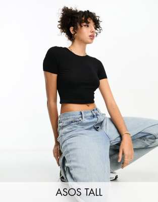 ASOS DESIGN Tall - Figurbetontes T-Shirt in Schwarz mit kurzem Schnitt