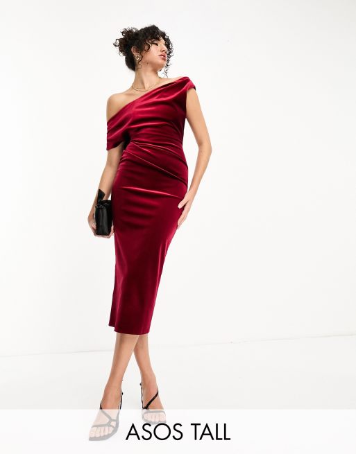 ASOS DESIGN Tall - Fluwelen midi jurk met afhangende schouder en geplooide achterkant in bordeauxrood