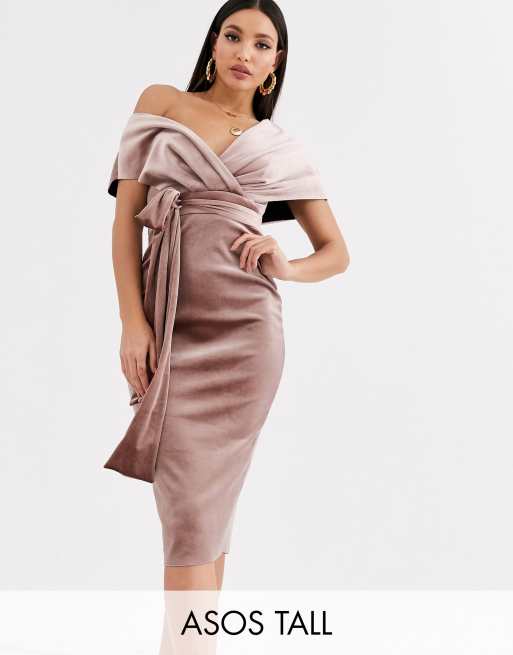 ASOS DESIGN Tall – Fodralklänning av sammet i midimodell med nedhasad axel och knytning