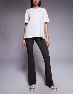 ASOS DESIGN Tall - Formende Schlaghose in Schokobraun mit überkreuztem Bund-Brown