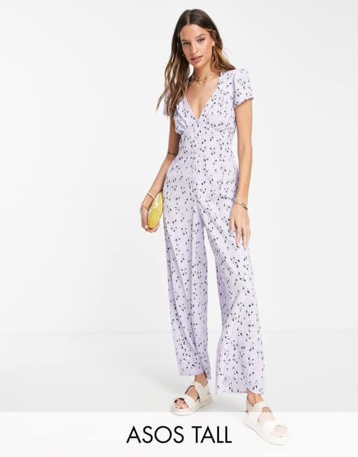ASOS DESIGN Tall – Freizeit-Jumpsuit aus Blasenkrepp in Flieder mit Flügelärmeln, Blümchenmuster und Knopfleiste