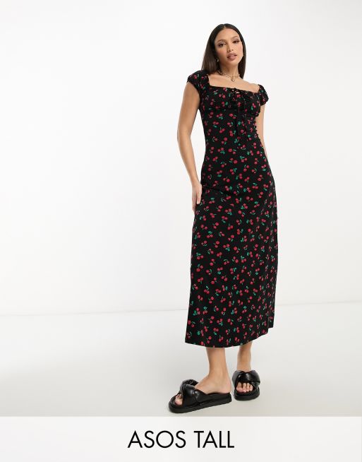 ASOS DESIGN Tall – Gerafftes Midi-Freizeitkleid in Schwarz mit Flügelärmeln und Kirschprint