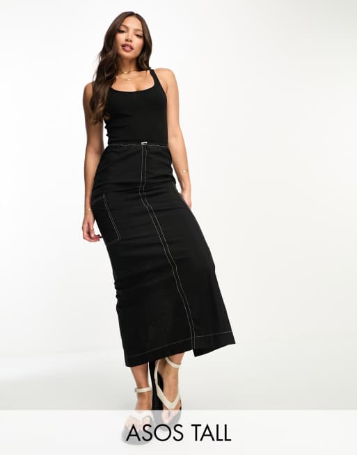 ASOS DESIGN Tall – Geripptes 2-in-1-Trägertop in Schwarz mit U-Ausschnitt und Midirock mit Cargotaschen und farblich abgesetzten Ziernähten