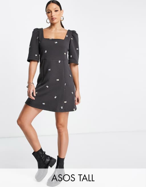 ASOS DESIGN Tall – Gestepptes Minikleid in Grau mit Blumenstickerei
