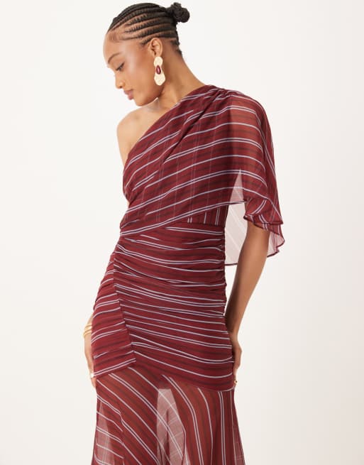 ASOS DESIGN Tall – Gestreiftes Maxikleid in Beerenrot mit Cape-Ärmel an einer Schulter und gerafftem Oberteil, 2 von 4