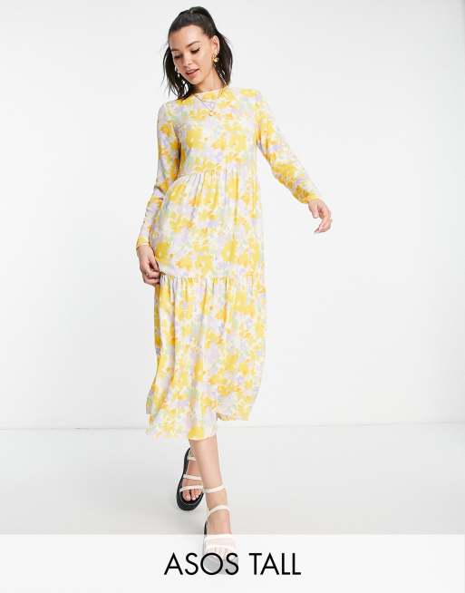ASOS DESIGN Tall – Gestuftes, langärmliges Midi-Hängerkleid mit leuchtendem Blumenmuster auf weißem Untergrund