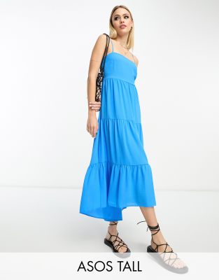 ASOS Design Tall - Gestuftes Maxikleid in Blau mit Rückenausschnitt und nach hinten abfallendem Saum