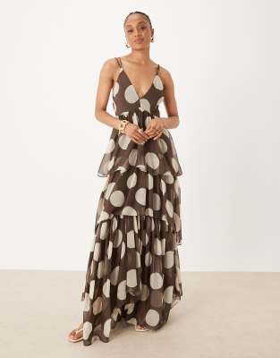 ASOS DESIGN Tall - Gestuftes Maxikleid in Braun mit tiefem Ausschnitt, Rückenausschnitt und Punkteprint-Bunt