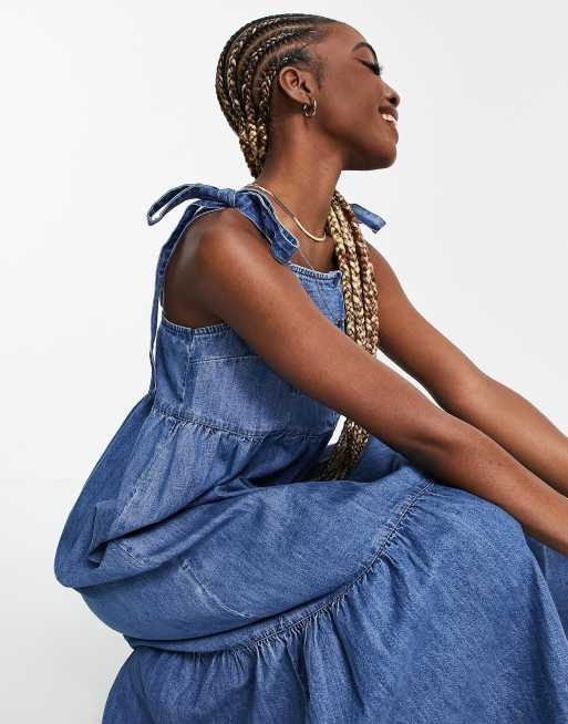 ASOS DESIGN Tall Gestuftes Midikleid aus weichem Denim in verwaschenem Mittelblau