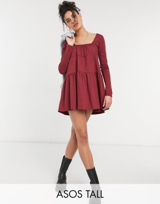 ASOS DESIGN Tall - Gestuftes Mini-Hängerkleid mit eckigem Ausschnitt und Stufensaum, in Merlot-Rot