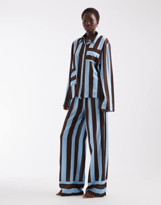 ASOS DESIGN Tall gewebtes Modal-Pyjama-Set mit langen Ärmeln in Blau gestreift, 2 von 4