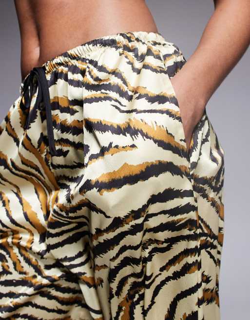 ASOS DESIGN Tall - Gia - Pantaloni da mare in raso con stampa animalier, 2 di 5