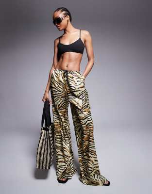 ASOS DESIGN Tall - Gia - Satin-Strandhose mit Animalprint-Bunt