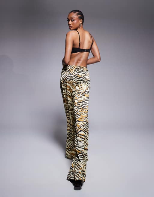 ASOS DESIGN Tall – Gia – Satin-Strandhose mit Animalprint, 3 von 5