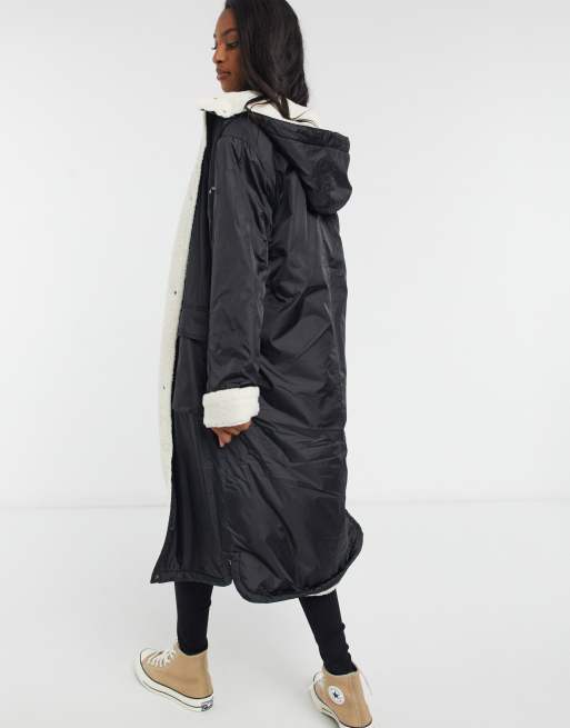 ASOS DESIGN Tall - Giacca antipioggia lunga con fodera in pile borg nera, 2 di 4