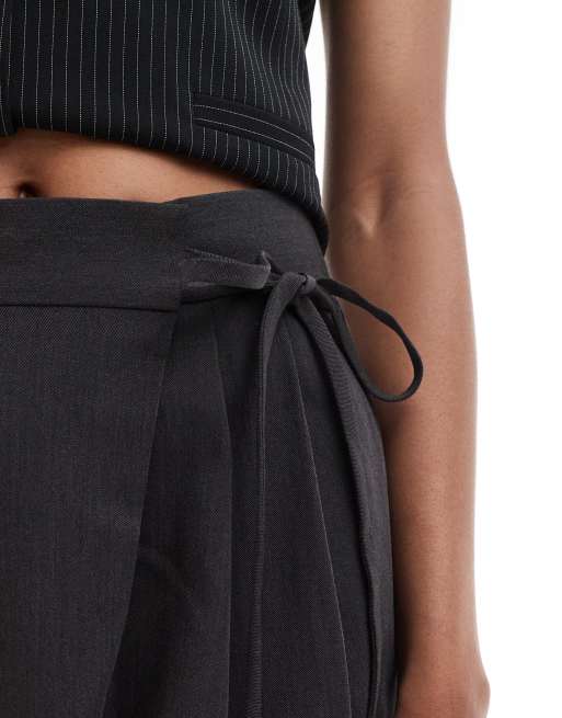 ASOS DESIGN Tall – Grå, figursydda byxor med vida ben, omlott och knytdetalj, 4 av 5