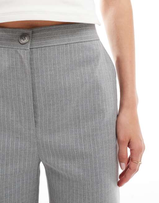 ASOS DESIGN Tall – Grå, randiga och figursydda byxor med raka ben och avslappnad passform, 2 av 5