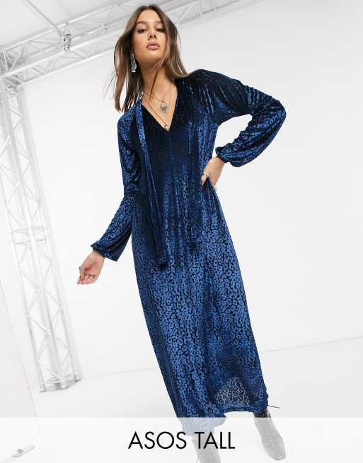 ASOS DESIGN Tall - Halflange fluwelen jurk met motiefprint en strikband bij de hals in marineblauw
