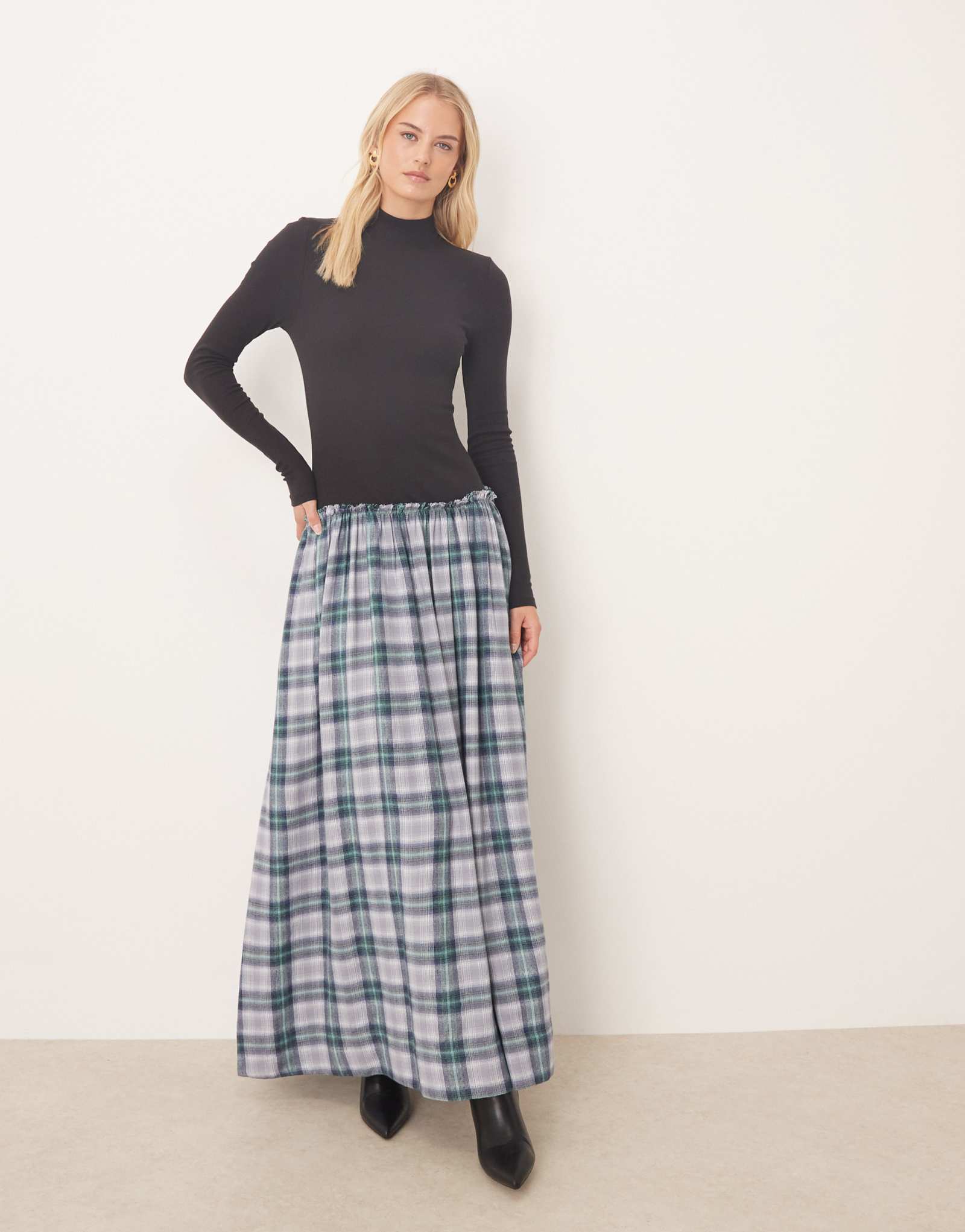 Гибридное макси-платье ASOS DESIGN Tall с высоким вырезом и длинным рукавом в синюю клетку