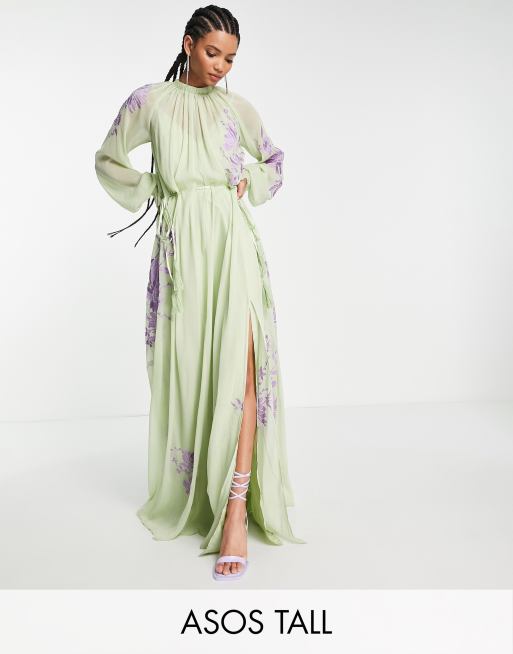 ASOS DESIGN Tall - Hoogsluitende lange jurk met gestrikte taille en stencil bloemenbroduursel in saliegroen