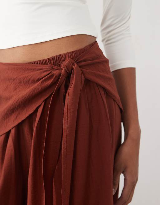 ASOS DESIGN Tall Hose mit geradem Bein und Wickelrock-Detail in Braun, 4 von 5