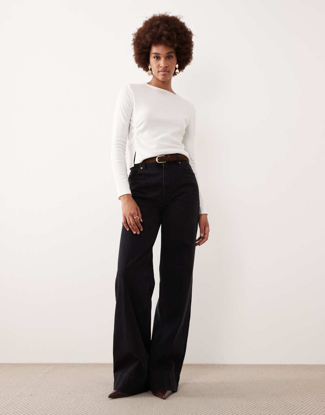 asos-design-tall-jean-large-a-plis-devant-et-ceinture-noir