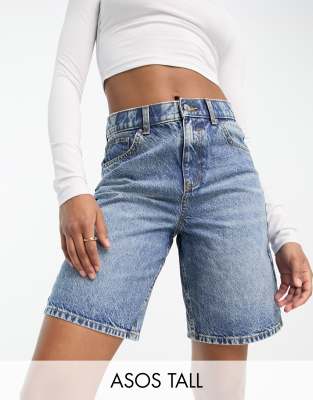 ASOS DESIGN Tall - Jeans-Bermudashorts in mittelblauer Waschung