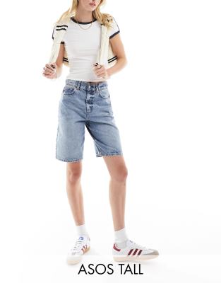 ASOS DESIGN Tall - Jeans-Bermudashorts in mittelblauer Waschung