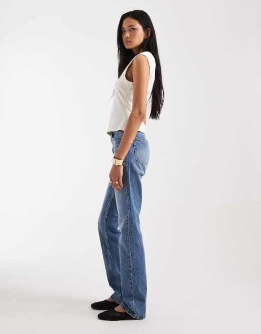 ASOS DESIGN Tall – Jeans in Mittelblau mit schmalem, geradem Schnitt und hohem Bund , 3 von 5