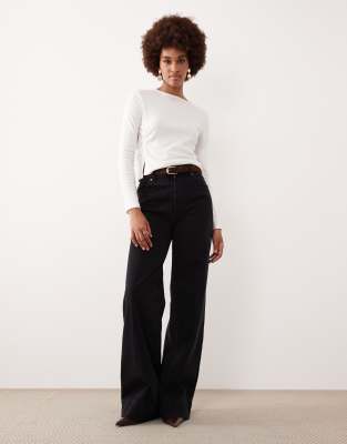 ASOS DESIGN Tall - Jeans in Schwarz mit weitem Bein, Gürtel und Bügelfalte vorne