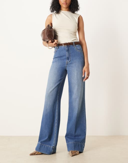 ASOS DESIGN Tall - Jeans met wijde pijpen, plooi aan de voorkant en riem in donkere mid-wash