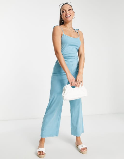 ASOS DESIGN Tall Jumpsuit in verwaschenem Blau mit Zierausschnitten und schmalen Tragern ASOS