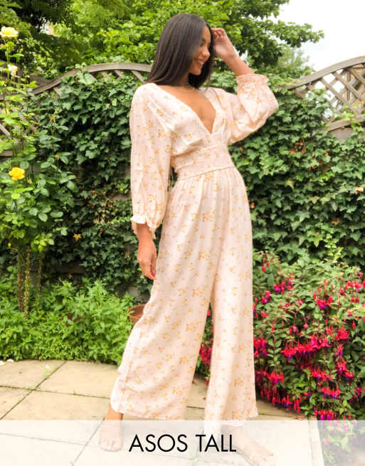 ASOS DESIGN Tall – Jumpsuit mit geraffter Taille und Wiesenblumendruck