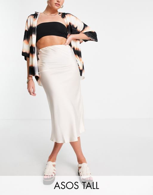 ASOS DESIGN Tall - Jupe mi-longue effet satiné coupée en biais - Blanc cassé