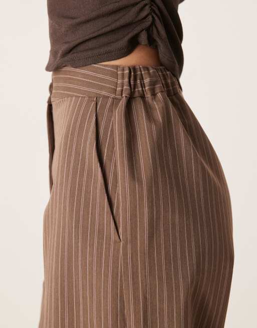 ASOS DESIGN Tall - Kaffebrune skræddersyede afslappede bukser med lige ben og striber, 2 af 5