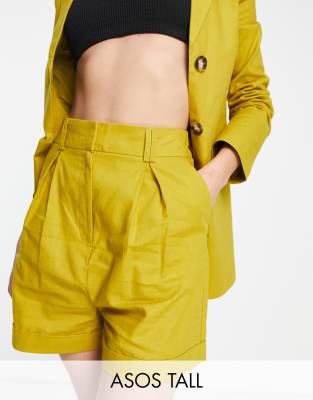 ASOS DESIGN Tall - Kastig geschnittene Anzug-Shorts aus Leinen in Palmengold-Grün