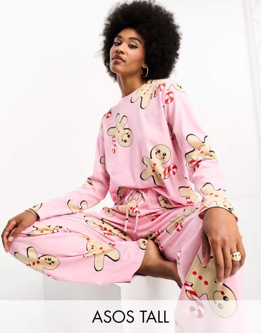 ASOS DESIGN Tall - Kerst - Pyjamaset van top met lange mouwen en broek met gingerbreadprint in roze