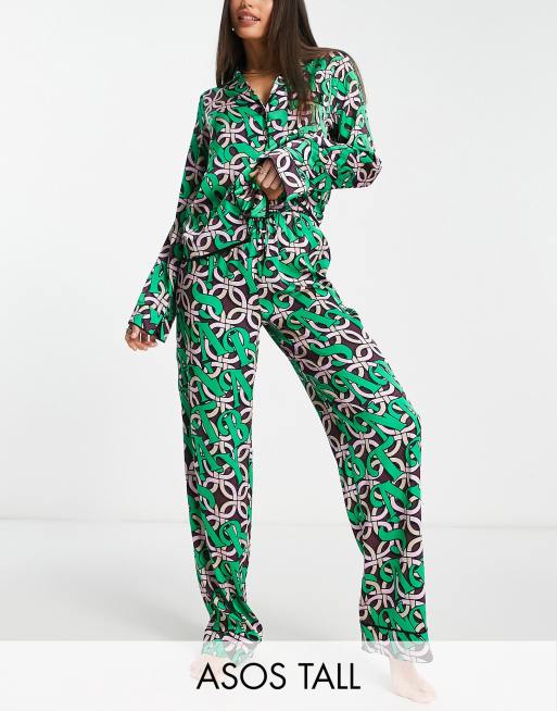 ASOS DESIGN Tall - Kerstmis - Santa Baby - Pyjamaset van satijn met overhemd en broek in groen en roze